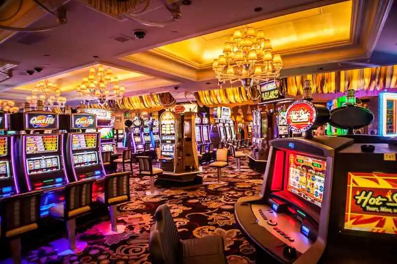 Casinogolv med spelautomater och kristallkronor