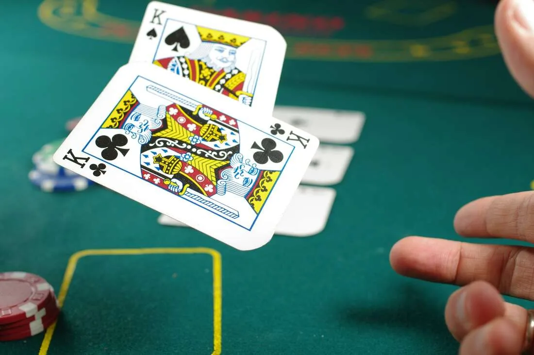 Pokerchips och spelkort på grön bordsfilt